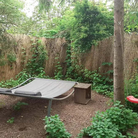 Campsite Bauernhof-offene Gartenhuette Gruene Oase Schlafsack